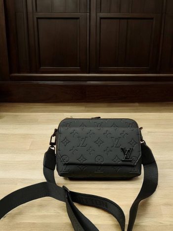 Louis Vuitton crna muška torbica