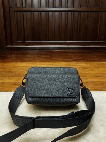 Louis Vuitton crna muška torbica